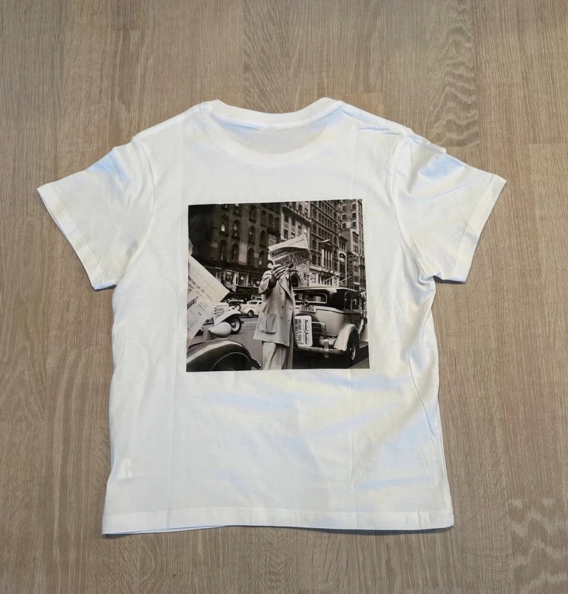Vit t-shirt med retro fototryck