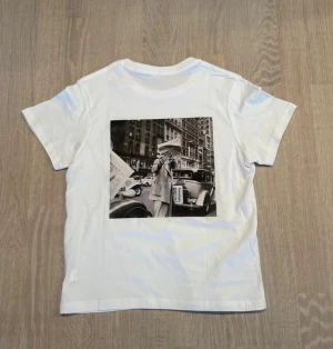 Vit t-shirt med retro fototryck - Alla storlekar xs-L.