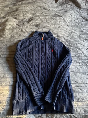 Ralph lauren zip up - ✨ Skick: Helt ny, i princip oanvänd 🎨 Färg: Mörkblå 📏 Storlek: Small (S) 🧵 Material: Mjuk och stickad, bekväm mot huden 💎 Detaljer: Zip‑up med ribbad kant, stilren design, ikonisk logga på bröstet