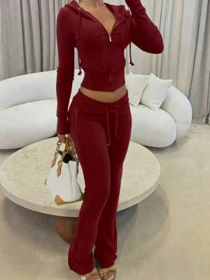 Vinrött sett - Snygga vinröda mjukisbyxor med matchande hoodie😇