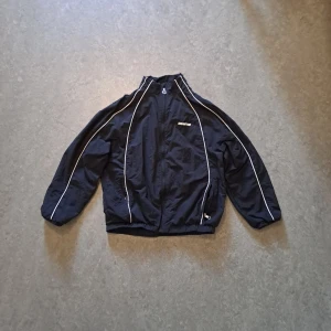 Svart vindjacka från Diadora - Chaotic Vindjacka