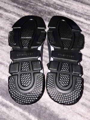  Speed Trainer svarta sneakers - Svarta  Speed Trainer sneakers med stickad ovandel i textil och vit, chunky sula. Strumpliknande passform och diskret logga på hälen. Snygg och futuristisk design som sticker ut. Perfekta för dig som gillar streetwear och vill ha något unikt.