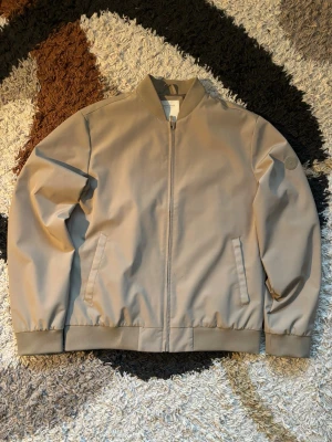 Jack & Jones cardigan - Tunnjacka Jack & Jones Säljer denna sjukt fräscha jackan från Jack and Jones då jag inte har någon användning utav den längre.  Storlek: L men passar M också.   Kondition: 8,5/10  Fraktar samma dag eller dagen efter!🤞🏻✅  swag rap streetwear baggy vintage skate hiphop y2k affliction archive underground avant garde japan style OG 2000s flared washed affliction jeans drip oldmoney denim