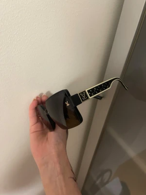 Svarta solglasögon - Stora, fyrkantiga solglasögon 