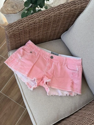 Lågmidjade rosa shorts  - Storlek ”9”. Rakt över midjemått: 40cm. Skickas inom 24h. Se liknande plagg i min profil! 