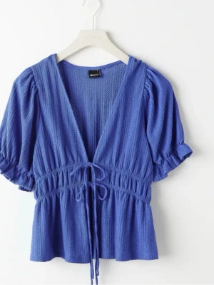 Blus från Gina tricot   - Supersnygg blå blus från Gina tricot!! Endast använt nån gång. I storlek xxs men stor i storleken så passa mig som normalt har xs-s💖