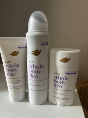 Dove whole body deo 3 pack - Detta 3 pack innehåller Dove Whole Body Deo-produkter med doft av lavendel och kamomill.  Produkterna är framtagna för att ge luktkontroll hela dagen och är lämpliga för underarmar, veck, intima områden, bröst och lår.  Setet inkluderar en kräm med vitamin B3, en spray och ett stick.
