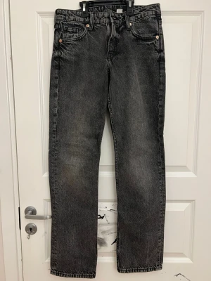 Grå raka jeans från H&M - Säljer ett par mörkgråa tvättade jeans från H&M Denim. Low waist, storlek 36.