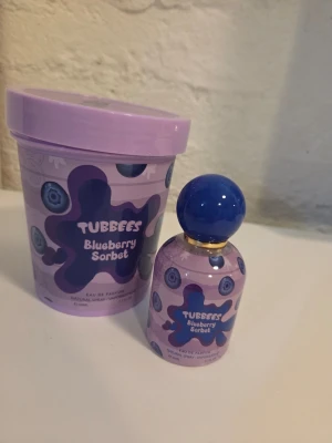 Tubbees Blueberry Sorbet parfym - Endast testad. En söt parfym från Tubbees med doft av blåbärssorbet. Kommer i en matchande lila förpackning med blåbärsmotiv och lekfull design. Perfekt för dig som gillar fruktiga och fräscha dofter.