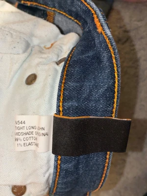 Nudie Jeans Tight Long John - Snygga blå Tight Long John jeans från Nudie Jeans. Stl 28/32 men är små och känns mer som stl 25/26 i midjan. 