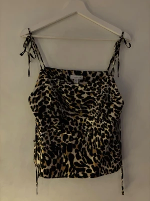 Leopardmönstrad linne från Asos - Använd 1 gång, Storlek M!