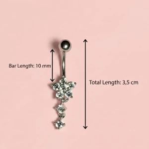 ✨ NY! Högkvalitativ navelpiercing med hänge (Kirurgiskt stål 316L)  - ✨ NYTT oanvänt smycke i kirurgiskt stål! 🌸 Hållbart & Rostfritt: Slitstarkt 316L-stål som inte oxiderar eller rostar av fukt. 🌸 Säkert: Industristandard, skonsamt för läkta piercingar.  🛍️ 30 % BUNDLE-RABATT! Köp fler artiklar från min shop och få 30 % på allt! ✨ 📦 Frakt: Endast spårbart via Plick SafePay för vår trygghet.