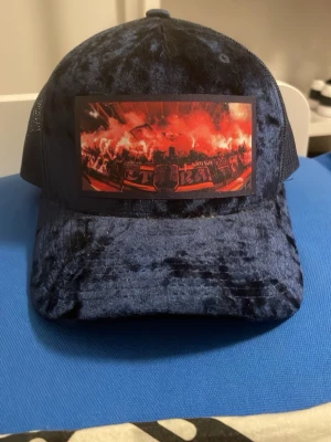 Djurgårds keps - En mörkblå djurgårds ultras keps för 350kr. Du kan använda när du går till matcher och ha roligt. 