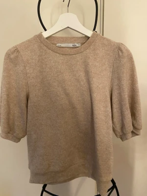Stickad tröja med puffärmar  - Beige stickad tröja med puffärmar. Fint skick och knappt använd. Använder ej längre. 