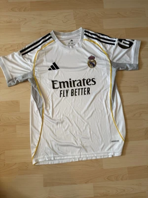 Real Madrid Hemma Kit 2025/26  - Stilren fotbollströja i helt nytt skick. Tröjan är inte använd en endaste sekund.