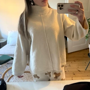 Polotröja från Zara - Mysig beige stickad polotröja med hög krage från Zara. Använd max 3 ggr💓 
