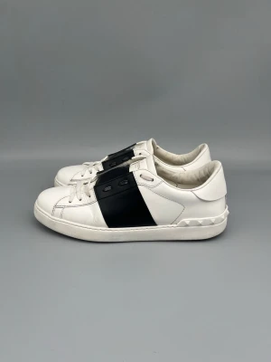 Valentino Open Skor Svart  - • The shoes have been gently used and are in good condition  • Size: 44 (fits 44.5–45)  • Color: Black  • Retail price: 7280 SEK / 590€  • No accessories