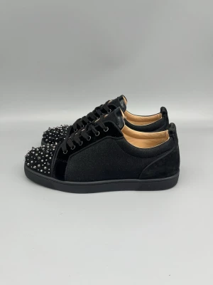 Christian Louboutin Louis Junior Spikes Sneaker Black - • The shoes have only been worn a few times and are in like-new condition  • Size: 44 (fits 44.5–45)  • Color: Black  • Retail price: 9500 SEK / 795€  • No accessories