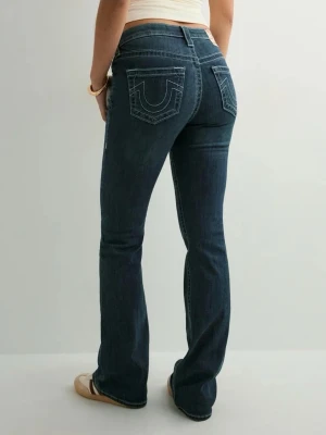 Mörkblå bootcut jeans True Religion - Säljer ett par mörkblå bootcut jeans från True Religion med ikoniska kontrastsömmar och broderade bakfickor. Jeansen har normal midja, klassisk femficksmodell och är tillverkade i stretchigt denim för skön passform. Använt dom en gång och köpte för 1300. kom privat för bilder på de som jag tae