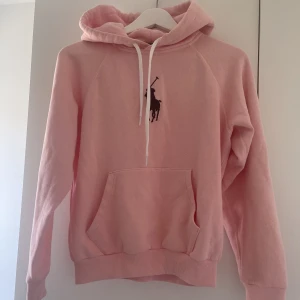 Hoodie  - En Hoodie från Ralph lauren, i nyskick. Rosa med mörktblå märke. Storlek S.
