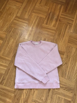 Ljuslila oversized sweatshirt - Säljer en  stilren ljusrosa sweatshirt med rund hals och ribbade muddar från Gina Tricot i storlek S 💕💕 Oversized passform för en avslappnad look. 💕💕I mycket gott skick💕💕Jag säljer den för 75 kr💕💕Hör av er vid intresse 💕💕💕