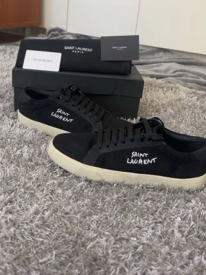 Svarta Saint Laurent sneakers - Sprillans nya svarta sneakers från Saint Laurent. Box, dustbag och kort ingår. Storlek 43. Perfekta nu till sommaren. Först till kvarn!