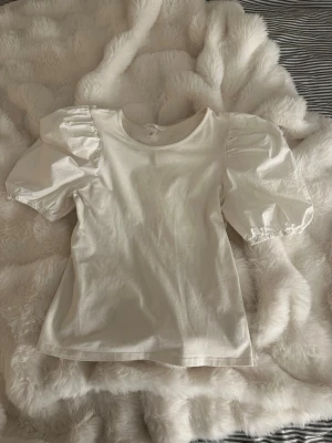 Vit topp med puffärmar - Köpt ifrån hm, använder inte längre🌸
