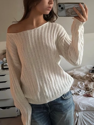 Virkad off shoulder tröja  - Fin topp, pytteliten reva vid kragen