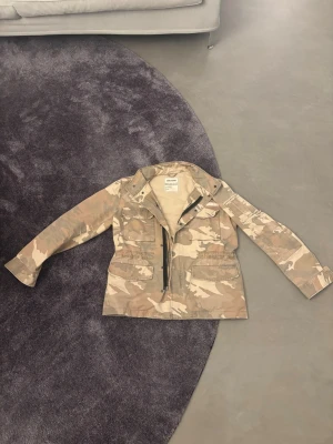 Zadig Voltaire field jacket - Säljer min älskade Zadig jacka! Den är i storlek M och helt i ny skick då jag ändast använt den i två månader. Priset är ej hugget i sten vid en snabb affär och har du nån fråga eller fundering är det bara att plinga mig!😇😇