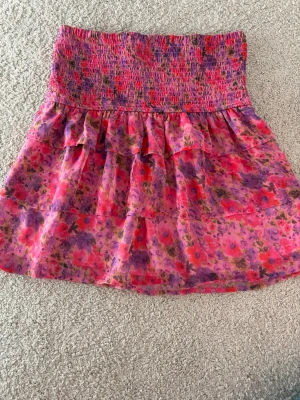 Volang kjol - Säljer en superfin volang kjol från bik bok i super bra skick och knappt använd. Har klippt bort lappen då den skav men man kan även använda den som en tröja