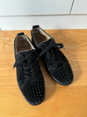 Ursnygga Christian Louboutin skor 43 herr - Sjukt snygga eftertraktade ursnygga svarta Mocka skor från Christian Loubutin i storlek 43. Alla nitar är kvar och en snabb tvätt så är dem som nya igen. Använda mycket sparsamt och skicket är grymt! Tveka inte vid minsta fråga eller fundering, självklart äkta!