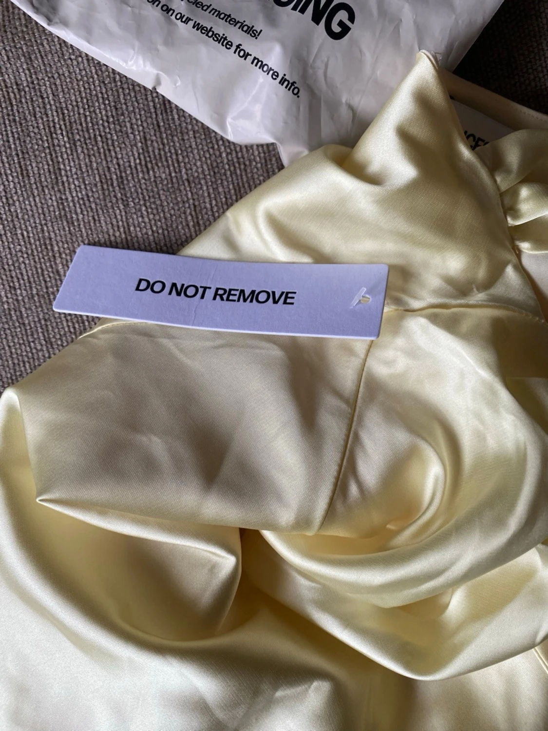 Ljusgul offshoulder balklänning i satin - 5