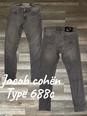 Jacob cohën jeans herr grisch - Modell 688c Slim fit 32/35 Liten lagning i skrevet men syns knappast  Se bild   Mått Midja 40cm Längd 103,5cm Benöppning  17cm Lår 25cm  Skriv om ni har frågor! Fraktas samma eller nästa dag📦🚛