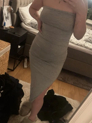 Grå klänning shein - Grå klänning med slits på benet från shein! Storlek s