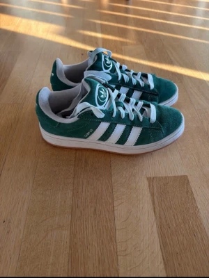 Adidas campus  - Säljer dessa adidas campus skor i storleken 38 och 2/3. De är i väldigt bra skick och har endast används ett fåtal gånger. Funkar för både kille och tjej. Tveka inte på att kontakta mig vid minsta fråga! (Gröna skosnören medföljer).