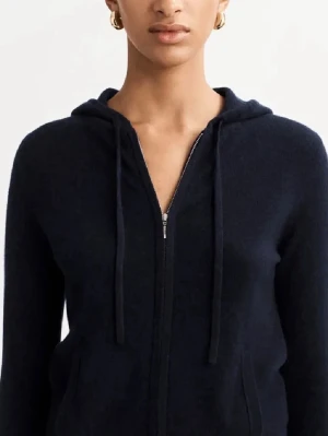 Mörkblå hoodie i kashmir från Soft Goat - Snygg mörkblå hoodie i mjuk kashmir från Soft Goat. Jättebra skick!! Passar mig perfekt som är 163 