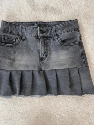 Svart/grå jeans volangkjol - Jätte snygg svart mini jeansvolangkjol!! Den är egensydd så därför kan man se nån söm här å där men inget man tänker på💞 skriv om ni har några frågor