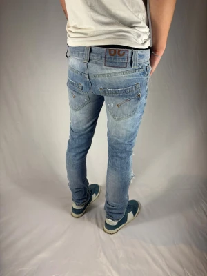 Dondup jeans MIUS  - Dondup jeans MIUS  | pris = 799kr | Storlek 29 | Modellen är 178 cm | Jeansen har original slitningar från fabrik |Hör av dig vid minsta fundering! Jeansen är lite för små för personen på bilden, men passar fint om du är lite kortare än modellen!