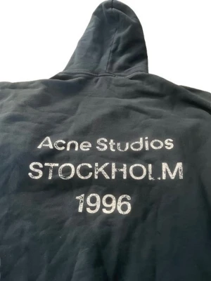 Mörkblå  hoodie Acne Studios Stockholm - snygg hoodie från acne, storlek S men som sagt kommer den kännas lite större då det är en oversized fit. Kan släppa för bättre pris till rätt person å den är verifierad av vintets team!