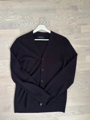 Merinoull kofta - Hejsan!! Säljer nu en fet kofta/cardigan från Riley| Inga defekter| Bra pris| Snabb leverans 1-3 dagar| pris kan diskuteras| Perfekt för lager på lager och enkel att matcha med olika outfits✌🏼