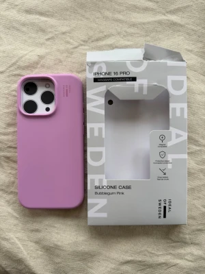 Rosa silikon skal iDeal of Sweden iPhone 16 Pro - Oanvänt skal, endast öppnad förpackning. Köpte fel verson.. Nypris 350kr. Här är ai-beskrivningen: Säljer ett bubbelgumsrosa silikon skal från iDeal of Sweden till iPhone 16 Pro. Skalets material är mjukt silikon och det är MagSafe-kompatibelt. Perfekt för dig som vill ha ett snyggt och greppvänligt mobilskal.