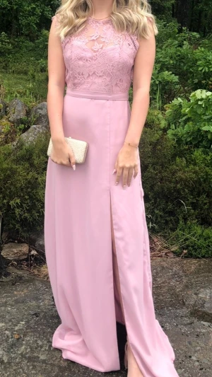 Ljusrosa balklänning med spets - Jättefin ljusrosa balklänning! Säljer pga att den inte kommer till användning. Har bara använt den 1 gång (på min egen bal). 