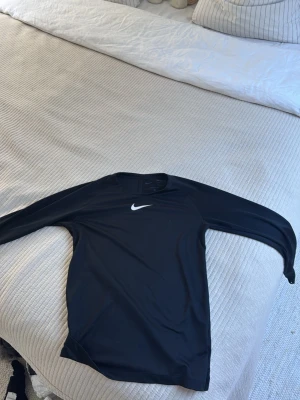 Svart långärmad träningströja Nike - Svart Nike träningströja