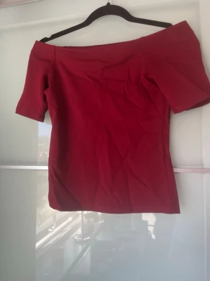 Off shoulder tröja hm - Röd offshoulder tröja från hm