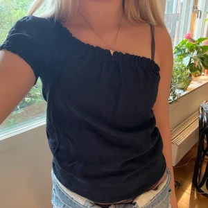 Söt topp - Säljer den här söta toppen som jag gjort om från Vero Moda i strlk S!!🥰