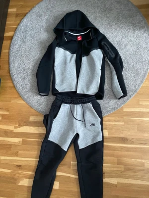 Nike tech fleece tracksuit svart/grå S - Säljer min Tech fleece grå svart, strlk S, mycket bra skick