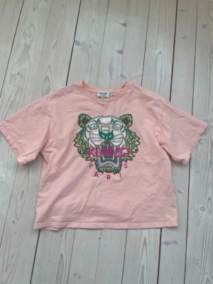 Rosa Kenzo t-shirt - Säljer en ljusrosa t-shirt från Kenzo med ikonisk tigerbrodyr!