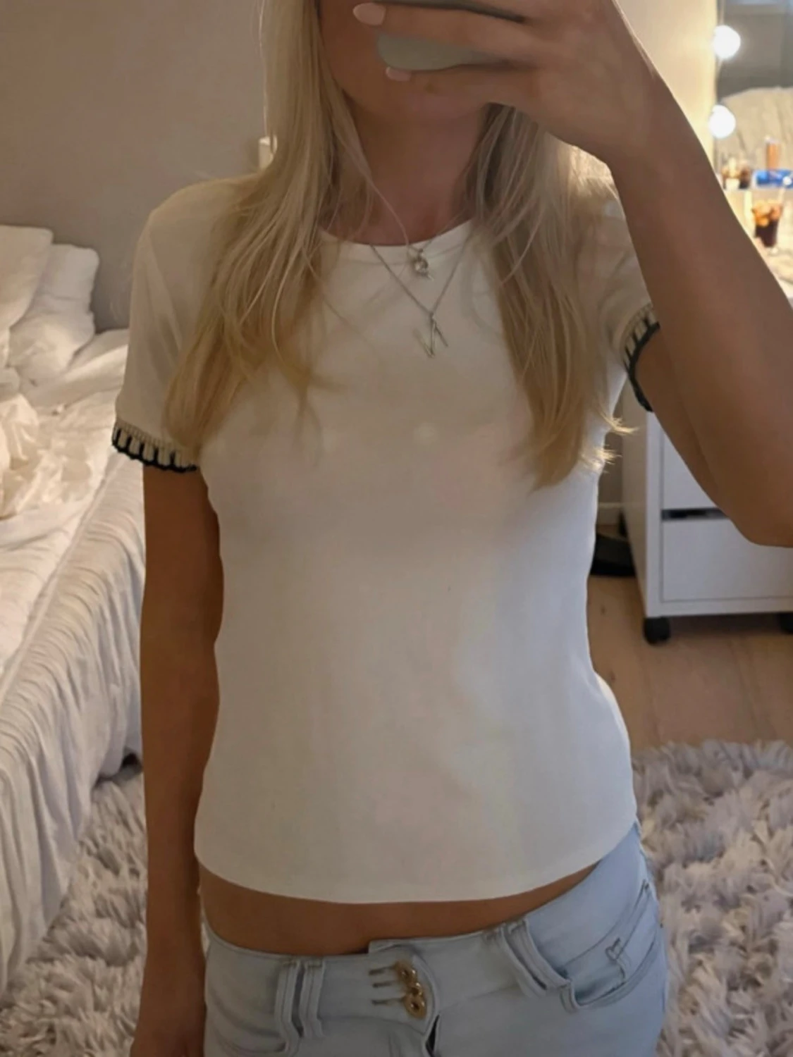 Vit croppad topp med svarta detaljer