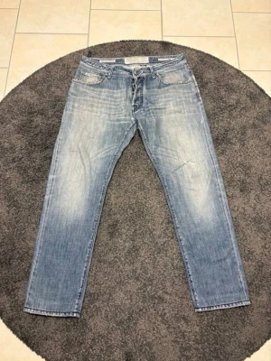 Jacob cohen jeans  - Säljer ett par riktigt snygga Jacob Cohen-jeans med snygga slitningar. Modell 622, deras populäraste slimfit-modell. Bra skick, använda.