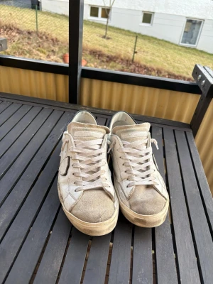 Vita Philippe Model sneakers  - Vita philippe model skor i storlek 42. Minimal slitning i hälen. Kvitto finns, Priset ej hugget i sten